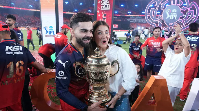 વિરાટ-અનુષ્કા: RCB ફાઈનલમાં પહોંચી ગયું!પતિ-પત્નીના અદ્ભુત પ્રેમ અને સપોર્ટે જીતી લીધા ફેન્સના દિલ, જુઓ વાયરલ વીડિયો!